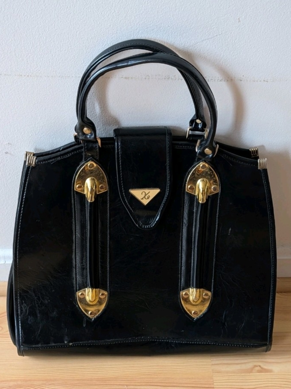 Vintage structured silhouette Glamorous perfect for a professional Look Golden